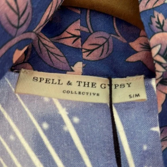 ❌SOLD❌ Spell & the Gypsy Short Luna Robe - Picture 2 of 4